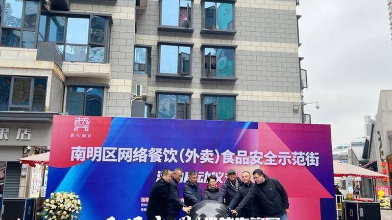 优质的原料是制作高品质坚果炒货的基础。在选择原料时，要关注以下几个方面：